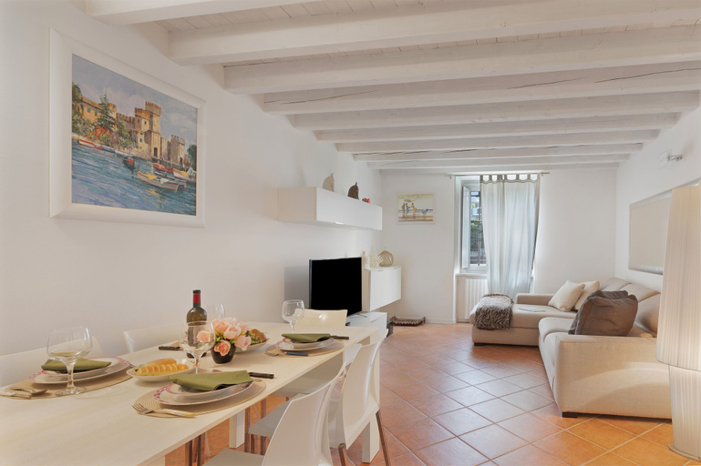 Dining 3, Magnolia House: Sirmione Apt for 4 With Shared Pool, Brescia