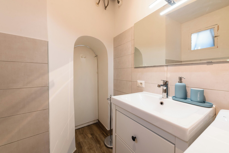 Bathroom 1, Archetto by the Vatican, Rome