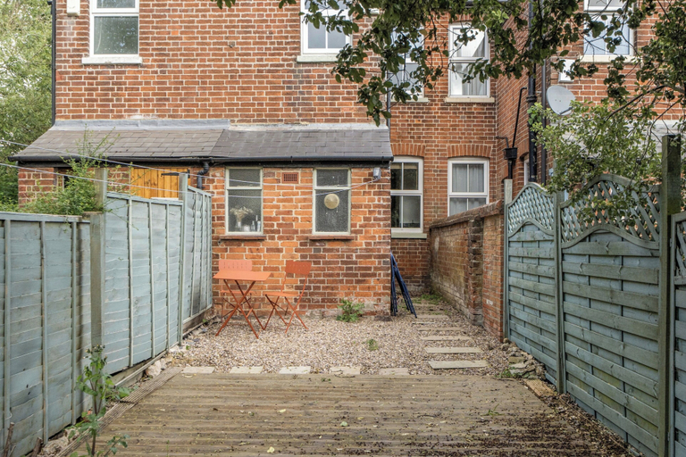 Outdoor dining 3, Victorian Terrace Near Uni, Sleeps 6, Garden, Wokingham