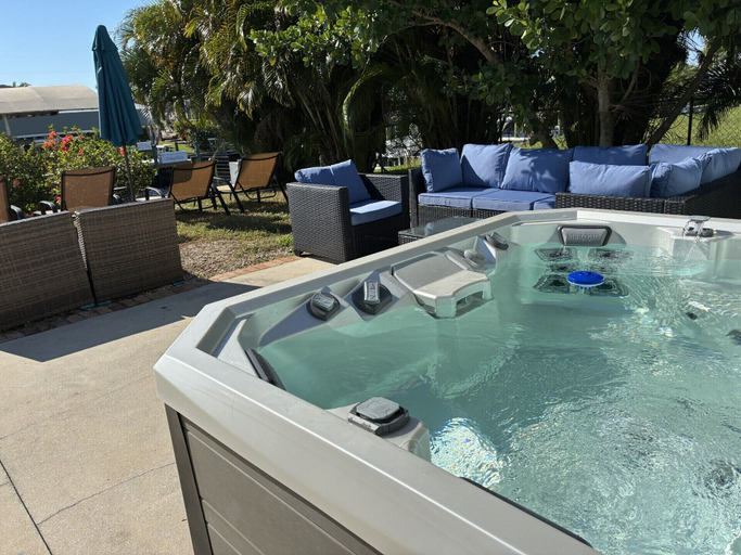 Outdoor spa tub, Casa Tiki, Lee