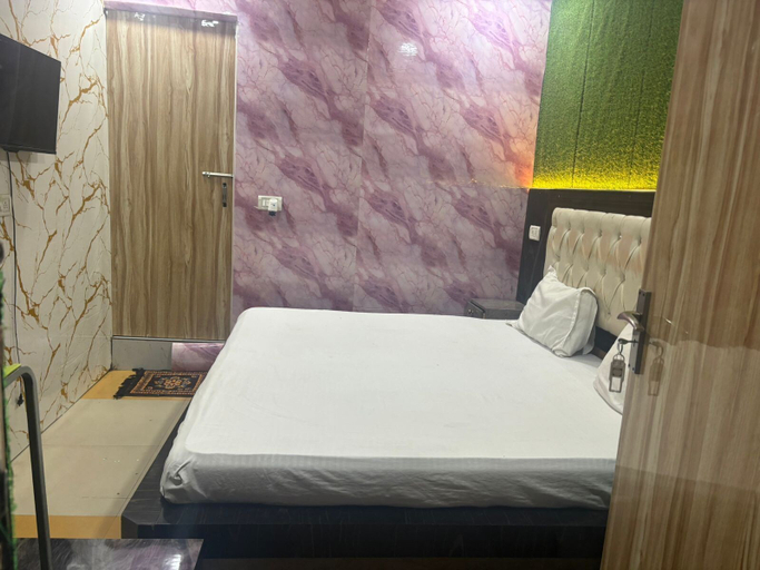 Room 5, Hotel Youvraj Inn, Gautam Buddha Nagar
