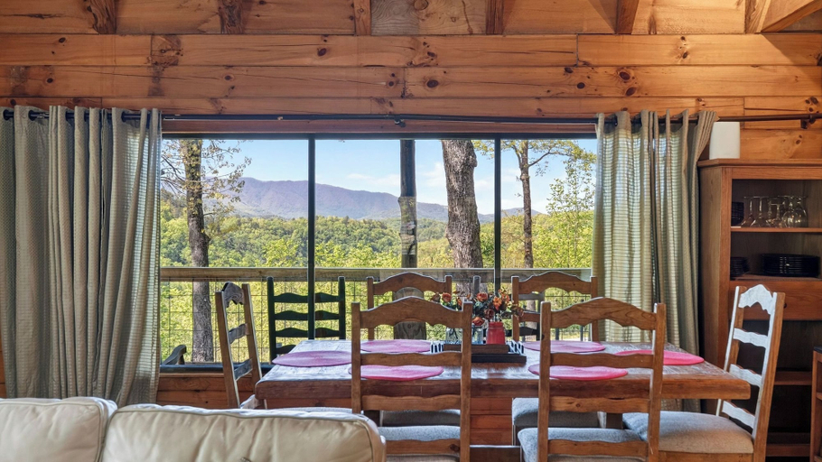 Interior 4, Elijah's Cabin by Avantstay Private Hot Tub + Mountain Views + Covered Deck + Fire Pit Near Downtown, Blount