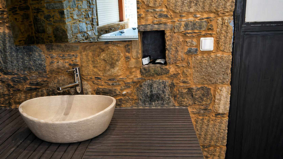 Room 5, Harmony House- Sea View Cretan Escape With Jacuzzi, Crete
