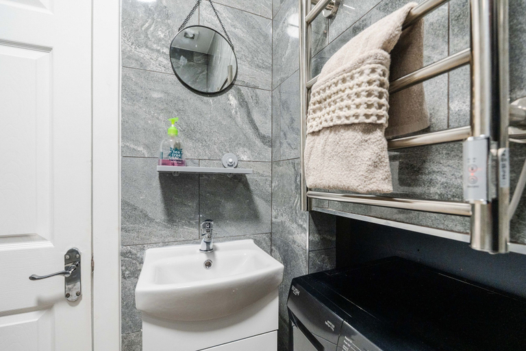 Room 3, Great for Longer Stays W M Smart TV Parking, Sefton