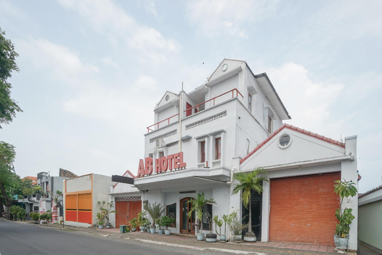 Exterior & Views 2, RedDoorz near Pantai Boom, Banyuwangi