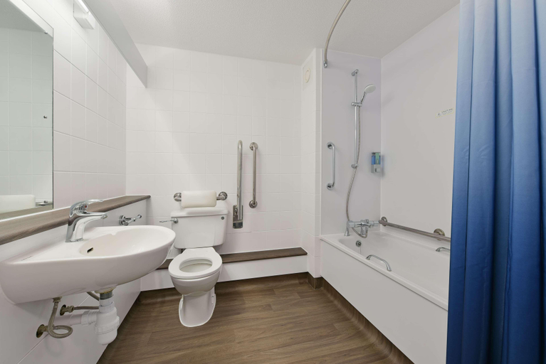 Bathroom, Travelodge Thame, Buckinghamshire