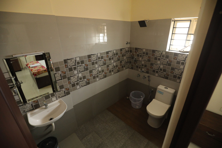 Bathroom 5, Classique Inn | Near Padmanabhaswamy Temple, Thiruvananthapuram