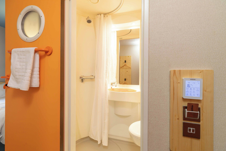 Bathroom 5, easyHotel Glasgow, Glasgow