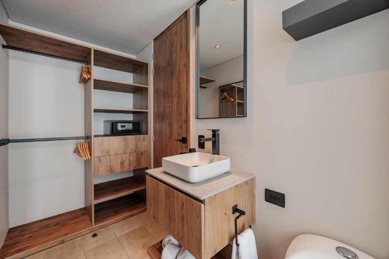Bathroom 4, Kiin Living- "Child-free coliving", Medellín