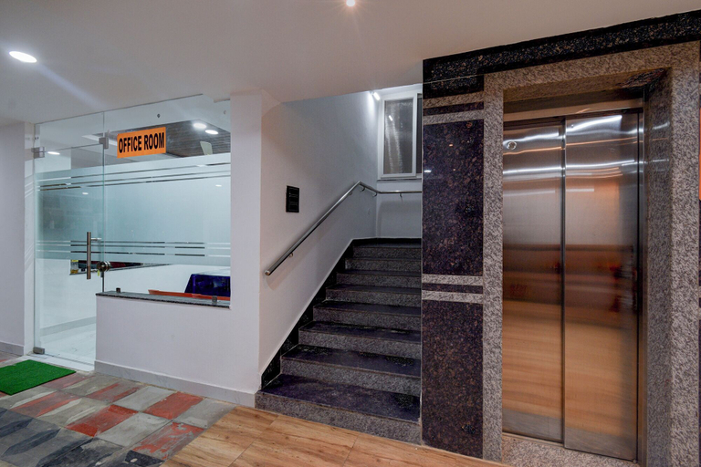 Elevator 4, Fabhotel Svr Lavish Lounge, Hyderabad