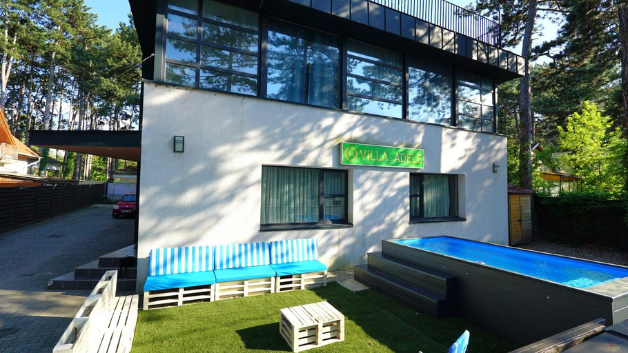 Exterior & Views