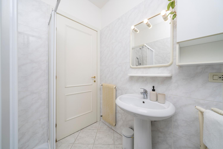 Shower 2, Residence in Villa Giulia, Gorizia