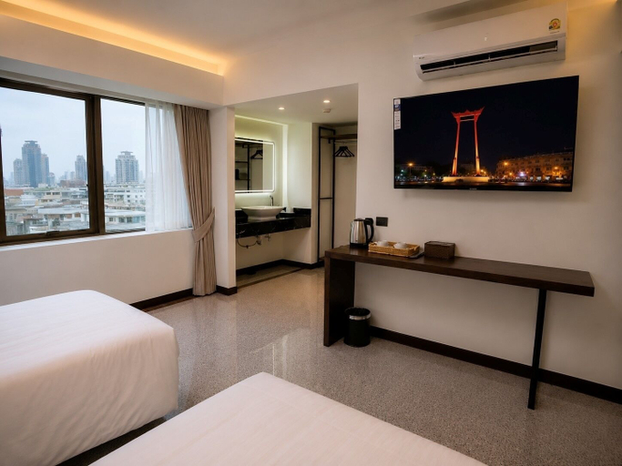 Others 2, The Wang Yaowarat Hotel, Pom Pram Sattru