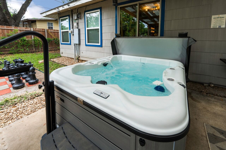 Sport & Beauty 4, Rare Exclusive Retreat Private Hot Tub King Bed, Arlington