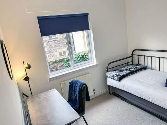 Room 5, Modern Apartment - Sleeps 4 - Centrally Located, South Lanarkshire