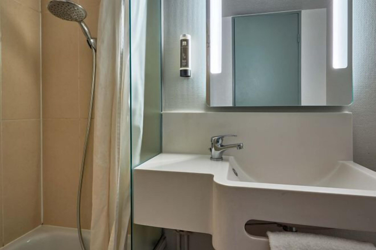 Bathroom 5, B&B HOTEL Cherbourg, Manche