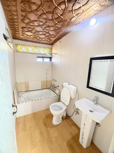 Bathroom 2, Pasadona Super Deluxe Houseboat, Srinagar