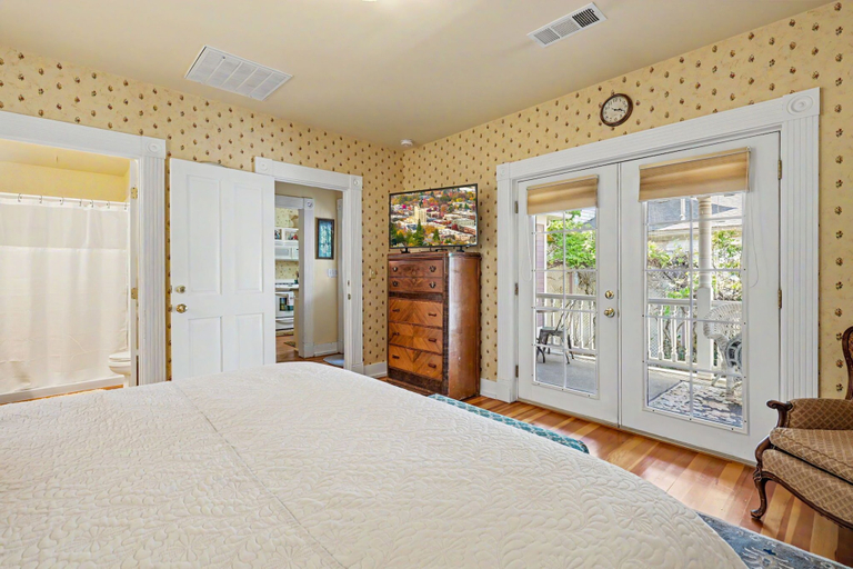 Room 2, Savage Upon Siskiyou, Jackson