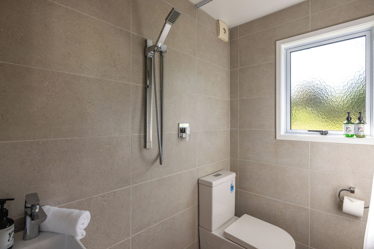 Bathroom, Wharetana Bay Villa with beach walkway, Auckland