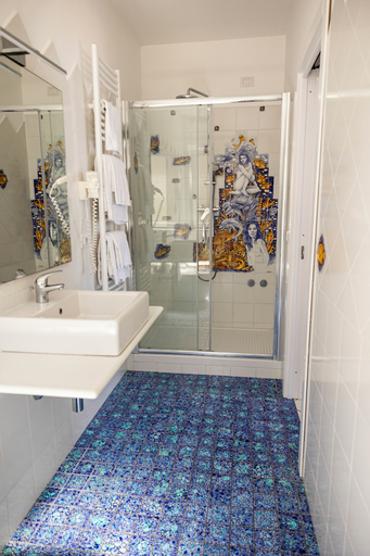 Bathroom 5, Hotel Bristol, Salerno