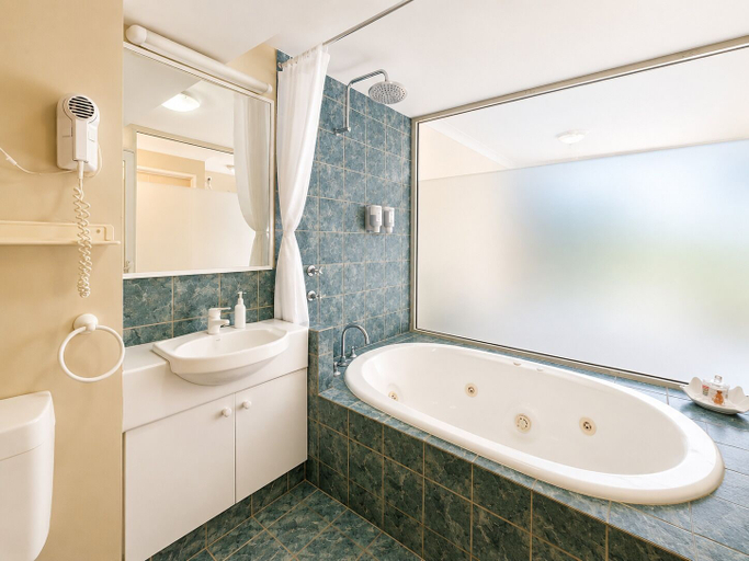 Bathroom 3, 98 Steps To The Beach, Busselton