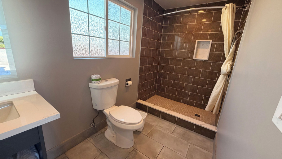 Bathroom 4, Travel Inn, Monterey