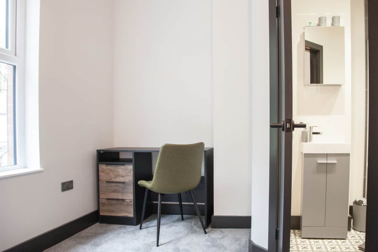 Room 5, Bright Modern Manchester Home Free Parking, Oldham