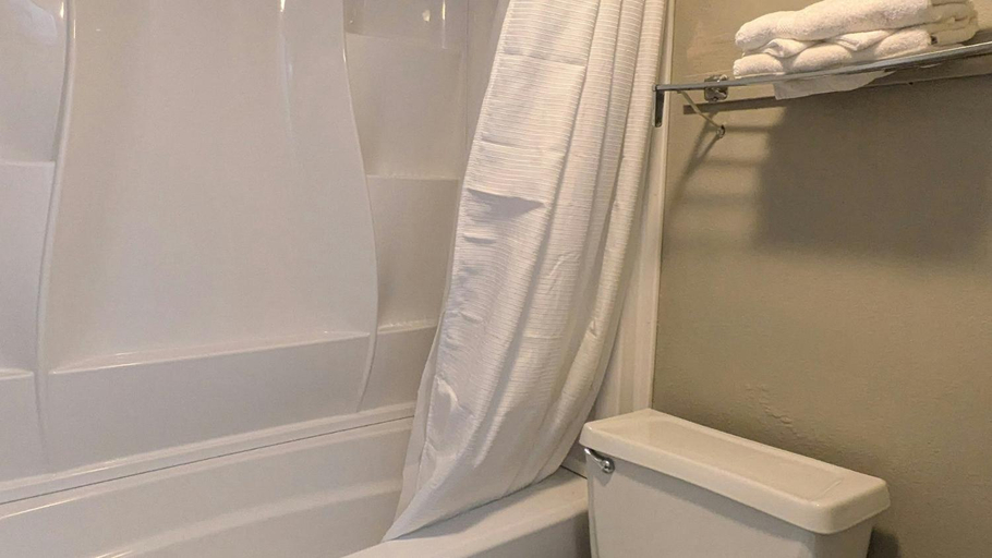Bathroom 4, Inn of Loudon, Loudon