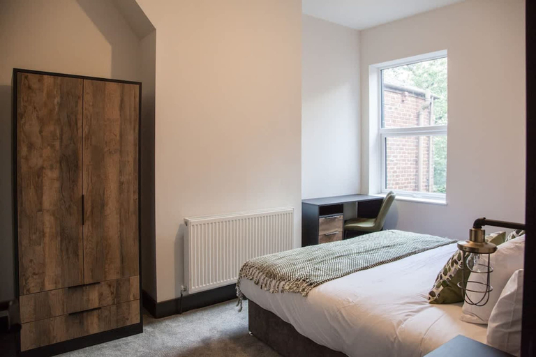 Room 4, Bright Modern Manchester Home Free Parking, Oldham
