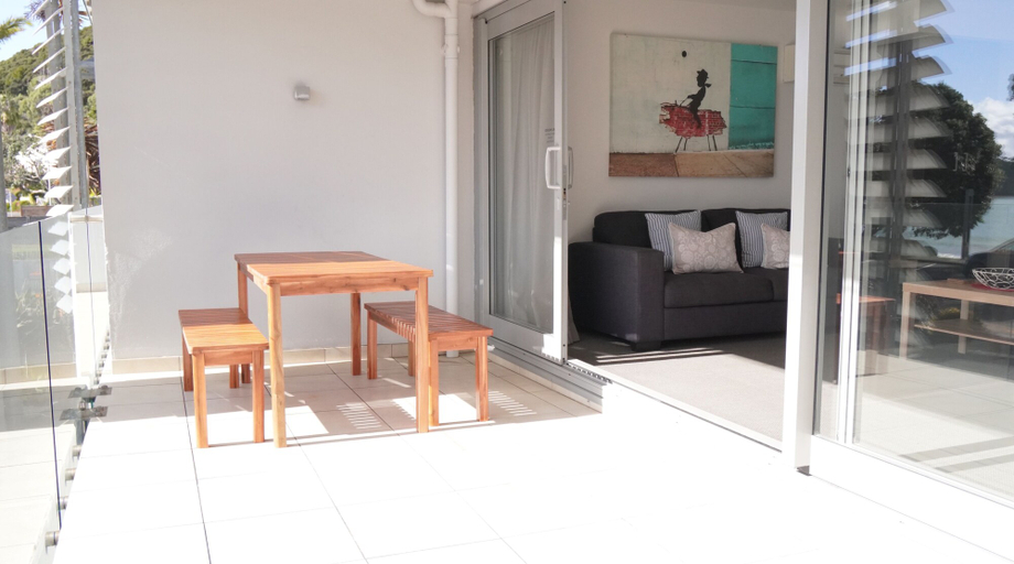 Outdoor dining, 2 Bedroom Beach Frontage Apartment, Far North