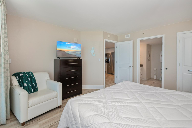 Bedroom 3, Oceanfront Paradise Sleeps 10 w Stunning Sunrises, Horry