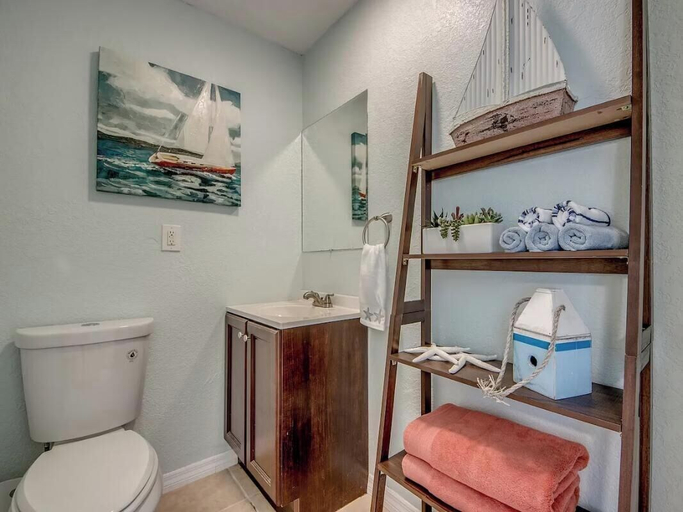 Bathroom 5, Casa Tiki, Lee