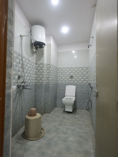 Bathroom 5, Hotel Ganesha, Muzaffarpur