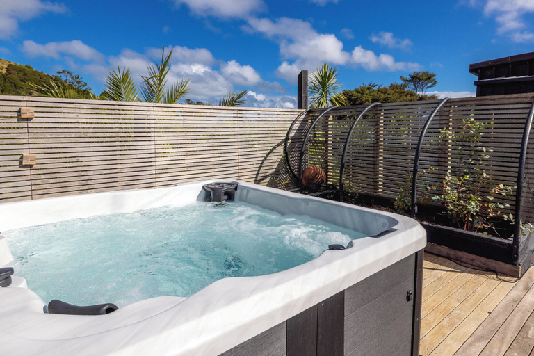 Sport & Beauty, Wharetana Bay Villa with beach walkway, Auckland