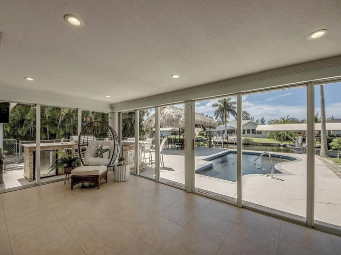 Pool 4, Casa Tiki, Lee