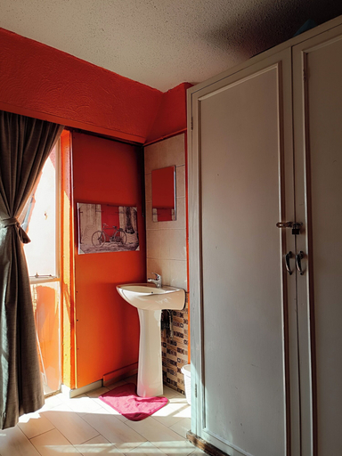 Interior 5, 1 Bed Flat - Sleeps 2 - Parking - Wifi, Harare