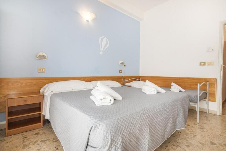 Bedroom 2, Hotel Santiago, Rimini