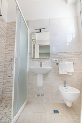 Bathroom 5, Hotel Santiago, Rimini