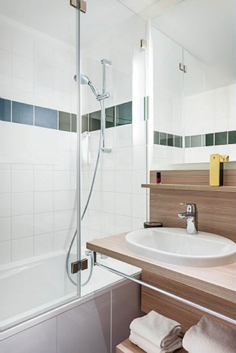 Bathroom 5, ibis Styles Paris Velizy, Yvelines