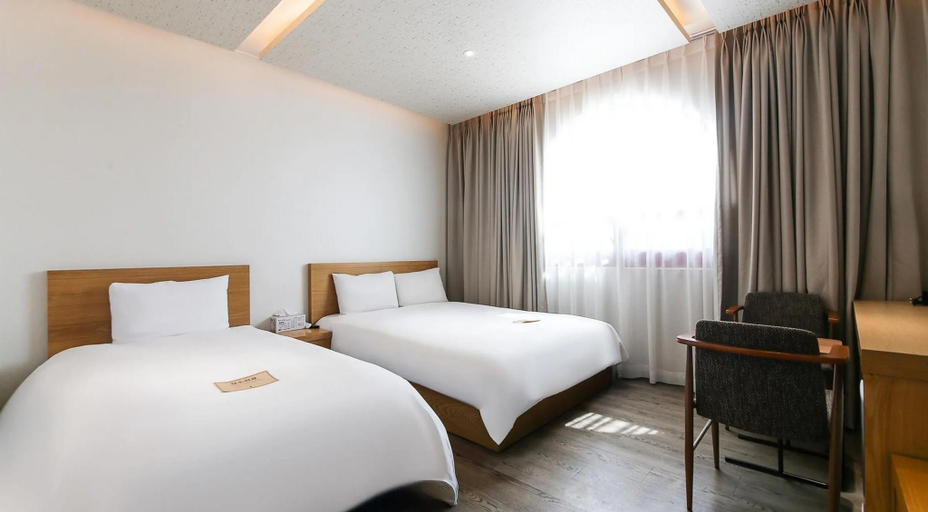 Bedroom 2, Gangneung Gyeongpodae Athens Hotel, Gangneung