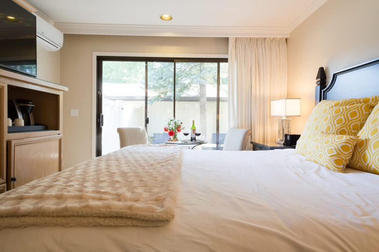 Room 3, Lux Napa Escape King Bed Steps to Wineries, Napa