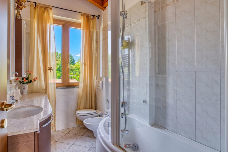 Bathroom, Casa Maddalena Private Beach, 2BR Sleeps 4 - Happy Rentals, Varese
