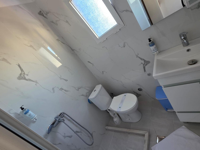 Bathroom 3, Blue Balcony Hotel, Kavajës