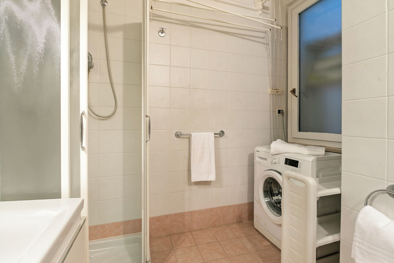 Bathroom 2, Magnolia House: Sirmione Apt for 4 With Shared Pool, Brescia