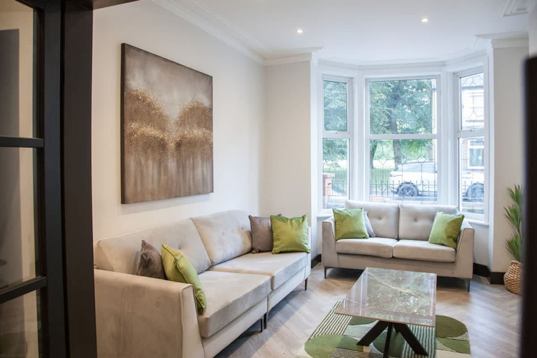 Room 3, Bright Modern Manchester Home Free Parking, Oldham