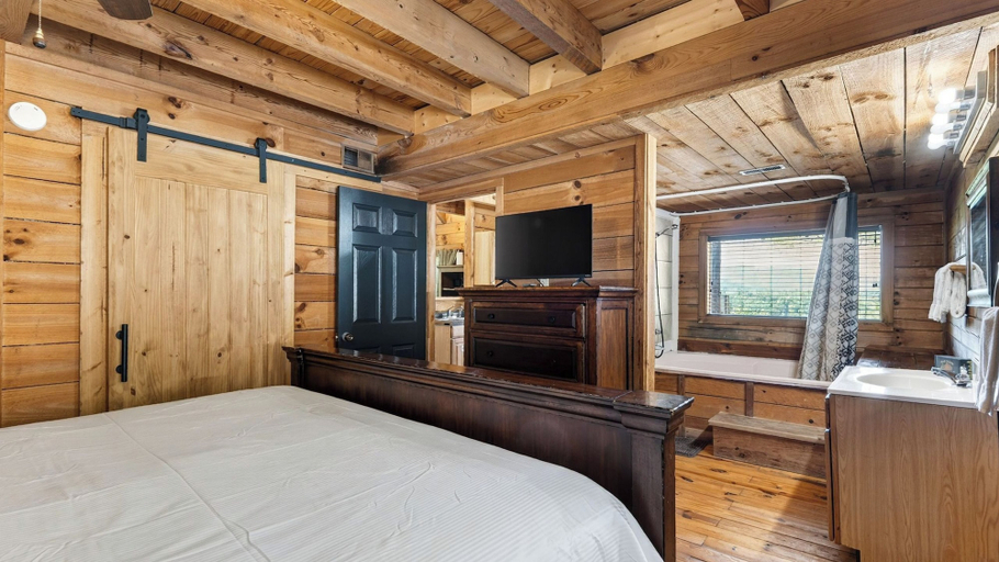 Interior 5, Elijah's Cabin by Avantstay Private Hot Tub + Mountain Views + Covered Deck + Fire Pit Near Downtown, Blount
