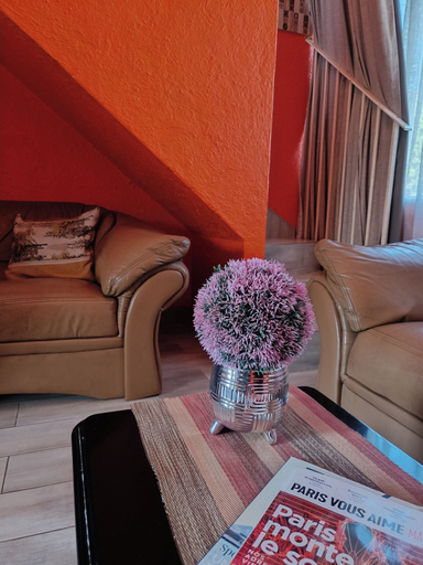 Living area 3, 1 Bed Flat - Sleeps 2 - Parking - Wifi, Harare