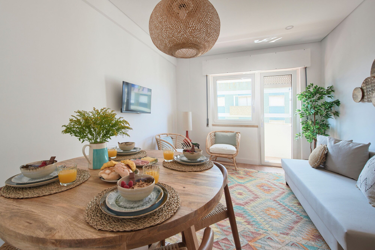 Living room 4, Sunset Bay View Renovated Apt, By Timecooler, Setúbal