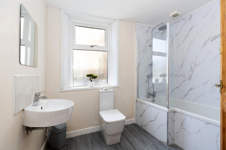 Room 2, Gateshead 2BR Home - Near Town Metro Access, Gateshead