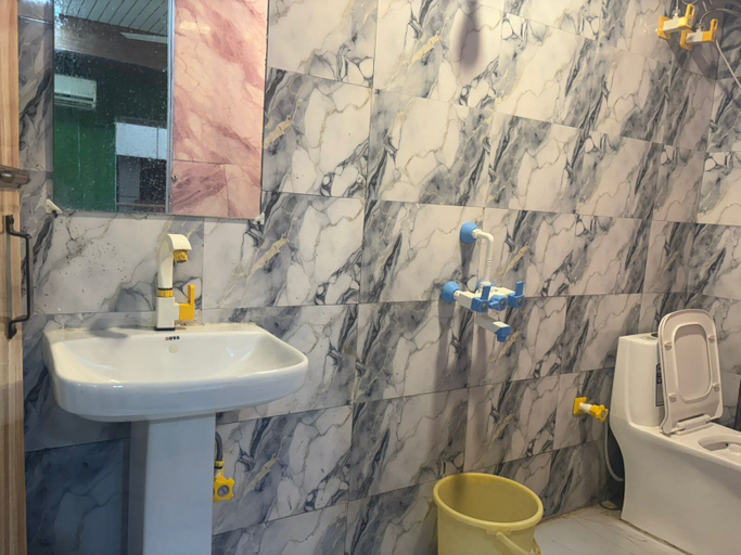 Bathroom 3, Hotel Youvraj Inn, Gautam Buddha Nagar